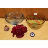 A COLLECTION OF STUDIO GLASSWARE TO INCLUDE A PURPLE AND GREEN SWIRL GLASS BOWL, CAITHNESS