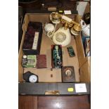 A TRAY OF COLLECTABLES TO INCLUDE A BOXED ORIENTAL VASE, VINTAGE SLOAME TELEPHONE, NOVELTY MONEY BOX