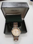 A BOXED SEIKO KINETIC DAY DATE WRISTWATCH WITH BOX AND PAPERS