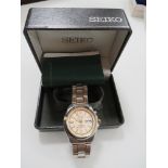 A BOXED SEIKO KINETIC DAY DATE WRISTWATCH WITH BOX AND PAPERS