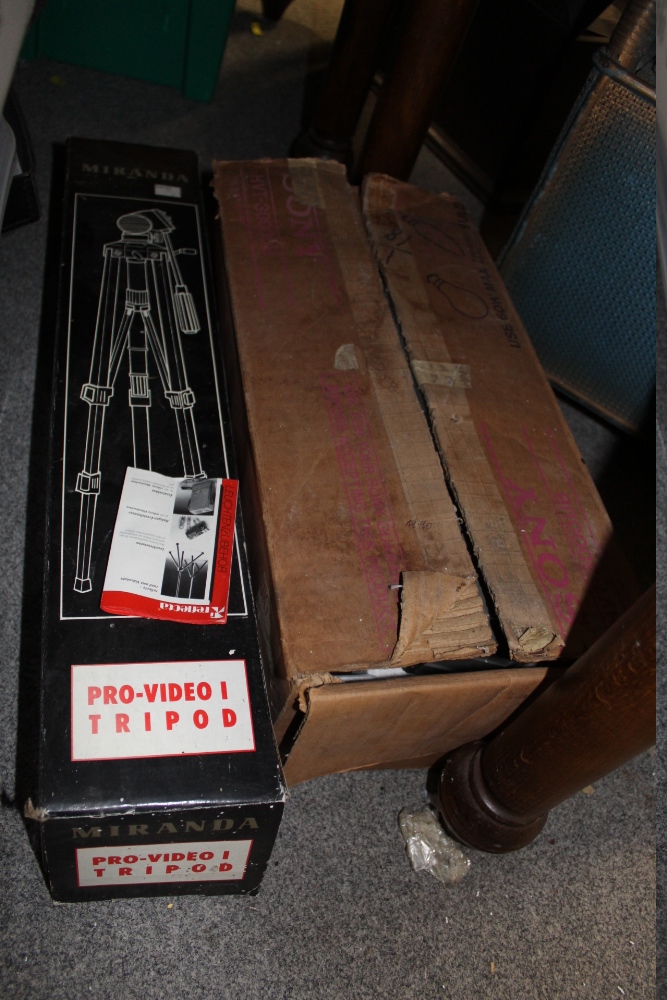 A LARGE BOX OF VINTAGE CAMERAS TOGETHER WITH A BOXED TRIPOD, SONY PROJECTOR AND ANOTHER - Image 8 of 9