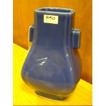 A LARGE BLUE GLAZED CHINESE CERAMIC TWIN HANDLED VASE WITH SIX FIGURE CHARACTER MARK TO BASE -