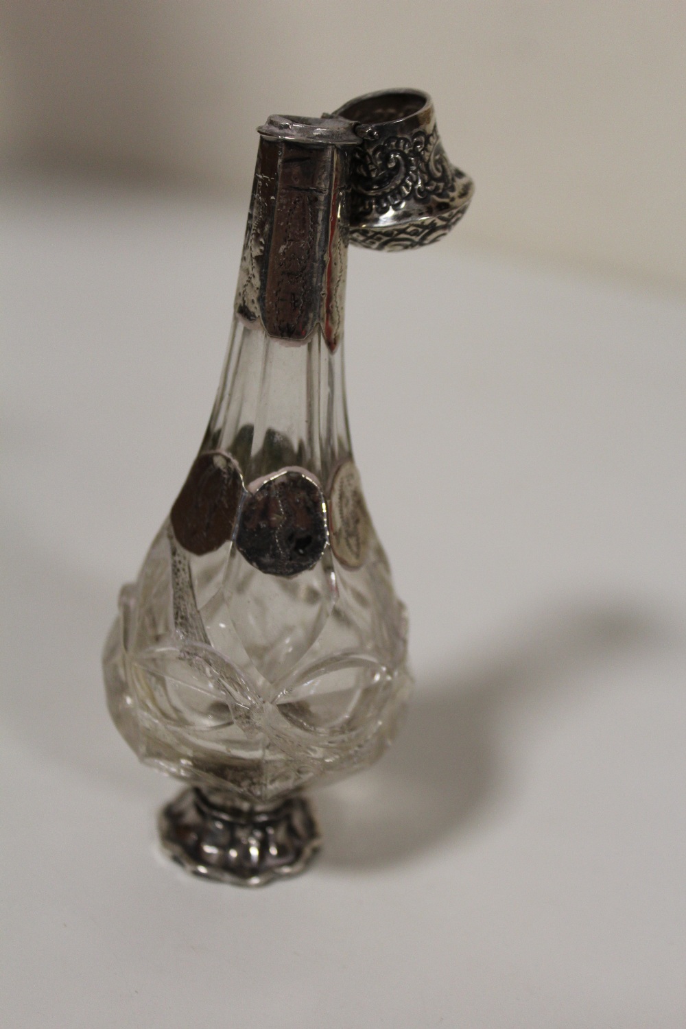 TWO SILVER AND CUT GLASS SCENT BOTTLES, ONE BADLY CRACKED, TOGETHER WITH A HALLMARKED SILVER TOP - Image 13 of 13