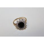 A HALLMARKED 9 CARAT GOLD DRESS RING SET WITH A SAPPHIRE STYLE CENTRAL STONE, RING SIZE P, APPROX