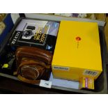A BOX OF VINTAGE AND MODERN CAMERAS AND ACCESSORIES