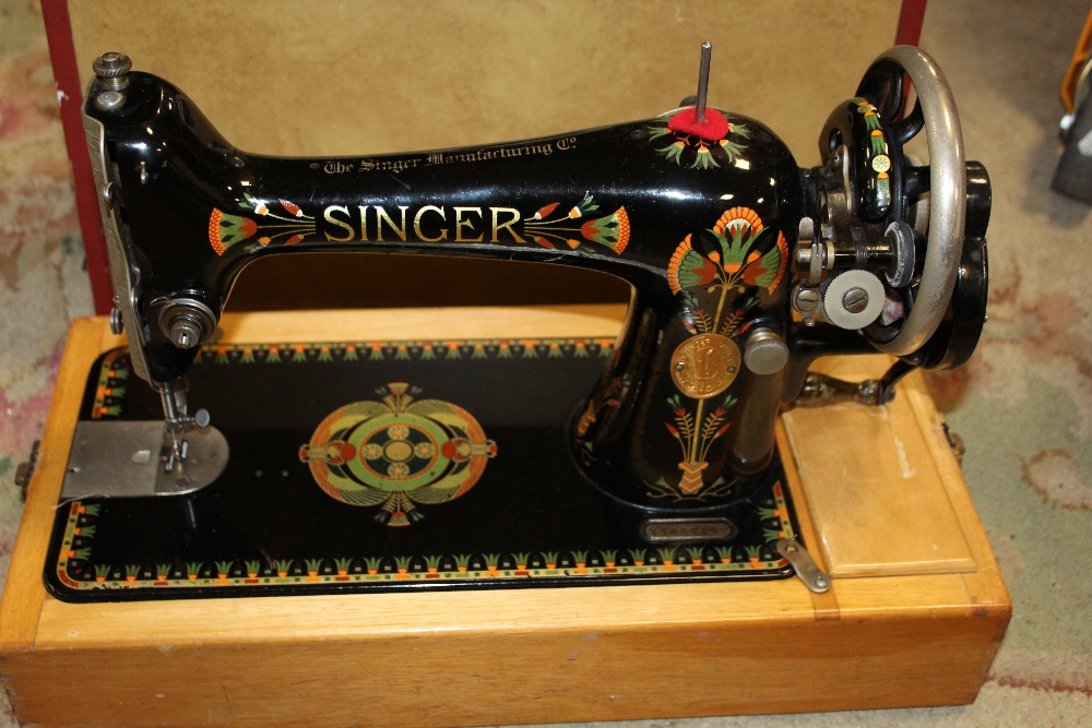 A CASED VINTAGE SINGER Y1467249 SEWING MACHINE - Image 2 of 5
