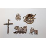 A GROUP OF FIVE SILVER CHARMS TO INCLUDE 2 ARTICULATED EXAMPLES, APPROX WEIGHT 26 G