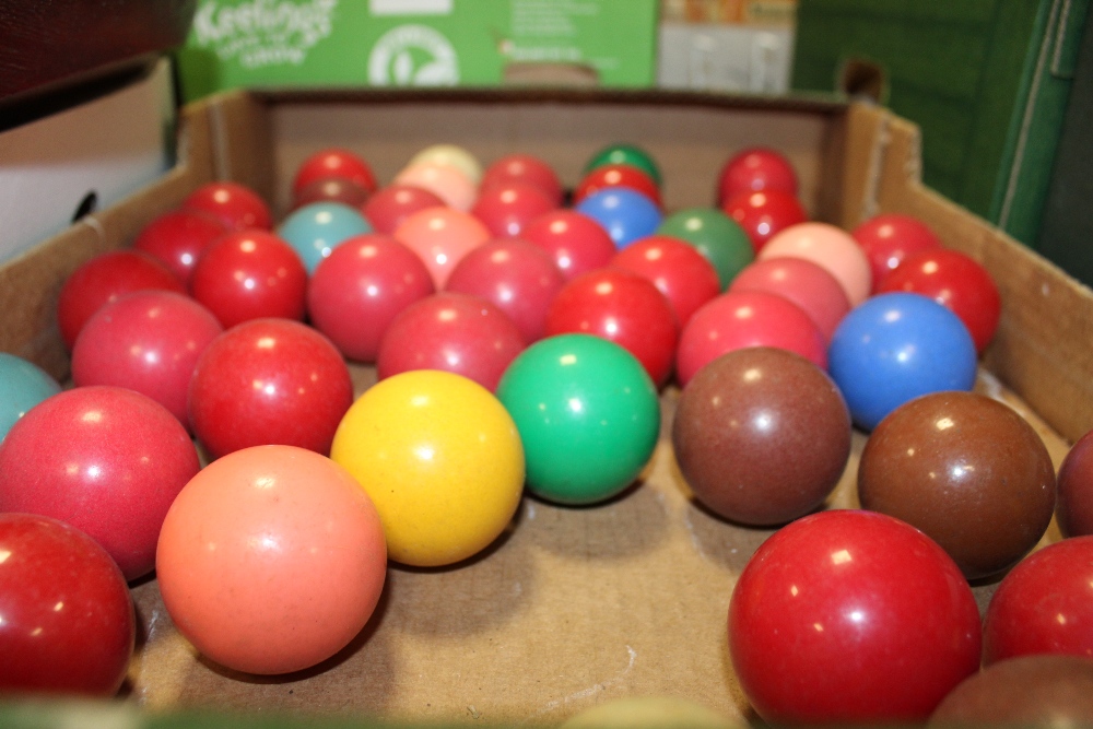 A TRAY OF VINTAGE SNOOKER BALLS - Image 2 of 2