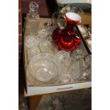 A TRAY OF ASSORTED GLASSWARE TO INCLUDE ROYAL DOULTON CRYSTAL, RETRO STUDIO GLASS JUG ETC.