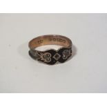 A GEORGIAN STYLE ENAMEL AND SEED PEARL RING STAMPED 375, APPROX WEIGHT 2 G