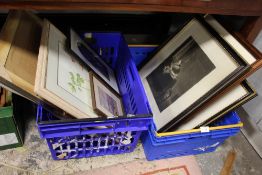 A QUANTITY OF ASSORTED PICTURES AND PRINTS TO INCLUDE A SILVER EFFECT FRAMED WALL MIRROR, ENGRAVINGS