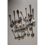 A COLLECTION OF HALLMARKED SILVER AND WHITE METAL SOUVENIR SPOONS ETC. TO INCLUDE ANTIQUE