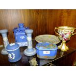 A COLLECTION OF ASSORTED CERAMICS TO INCLUDE A PAIR OF WEDGWOOD JASPERWARE CANDLE STICKS,