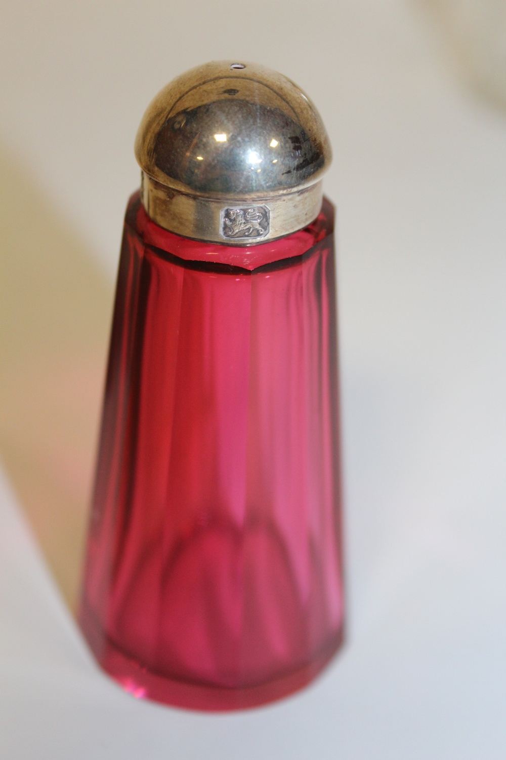 TWO SILVER AND CUT GLASS SCENT BOTTLES, ONE BADLY CRACKED, TOGETHER WITH A HALLMARKED SILVER TOP - Image 4 of 13