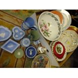 A TRAY OF ASSORTED CERAMICS TO INCLUDE PORTMEIRION MIXING BOWL, WEDGWOOD JASPERWARE, ROYAL ALBERT