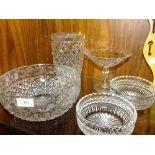 A COLLECTION OF CUT GLASS TO INCLUDE A WATERFORD CRYSTAL VASE, STEWART CRYSTAL FRUIT BOWL ETC. (5)