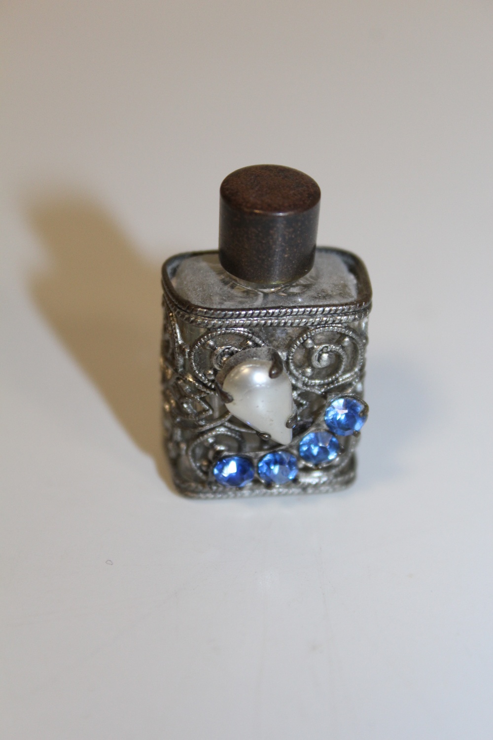 TWO SILVER AND CUT GLASS SCENT BOTTLES, ONE BADLY CRACKED, TOGETHER WITH A HALLMARKED SILVER TOP - Image 8 of 13