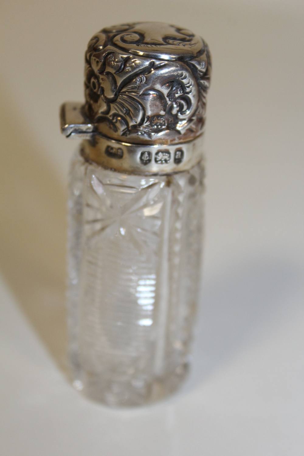 TWO SILVER AND CUT GLASS SCENT BOTTLES, ONE BADLY CRACKED, TOGETHER WITH A HALLMARKED SILVER TOP - Image 11 of 13