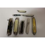 A BOX OF VINTAGE PEN KNIVES TO INCLUDE MOTHER OF PEARL HANDLED EXAMPLES