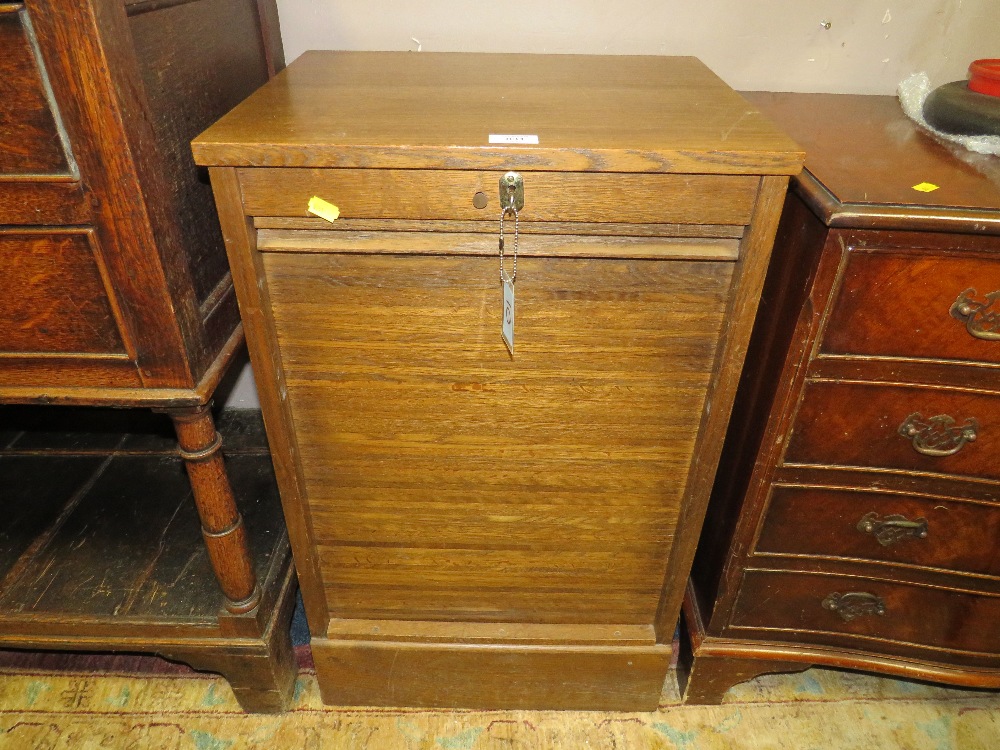 A VINTAGE OAK TAMBOUR FRONTED CABINET H-77 W-47CM - WITH KEY