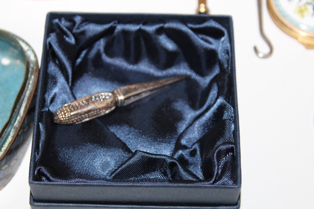 A BOX OF COLLECTABLES TO INCLUDE A HALLMARKED SILVER CORN SKEWER , ENAMEL BOXES, PEN ETC. - Image 5 of 8