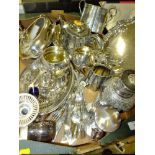 A TRAY OF SILVER PLATED METALWARE TO INCLUDE A CRUET SET, DAVID MAPPIN JUG, FISH SERVERS ETC.