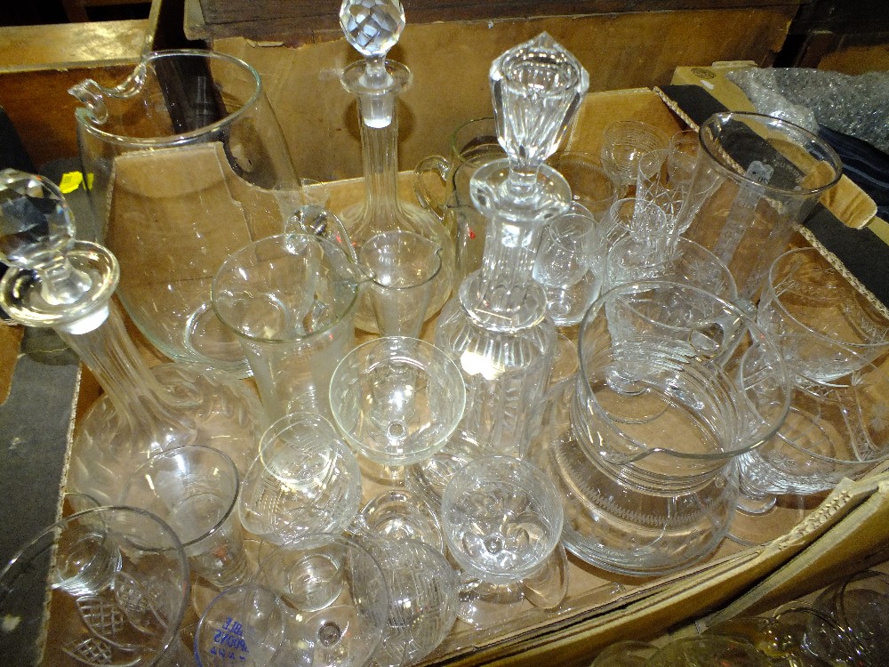 TWO TRAYS OF CUT GLASS TO INCLUDE DECANTERS AND DRINKING GLASSES - Image 3 of 3