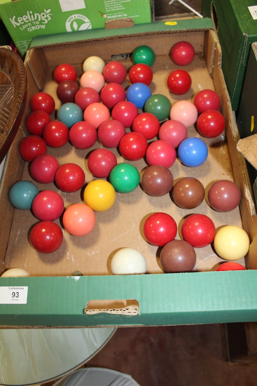 A TRAY OF VINTAGE SNOOKER BALLS
