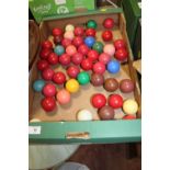 A TRAY OF VINTAGE SNOOKER BALLS