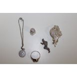 A COLLECTION OF SILVER ITEMS, BROOCH, RING, THIMBLE, BRACELET ETC., APPROX WEIGHT 23 G (5)