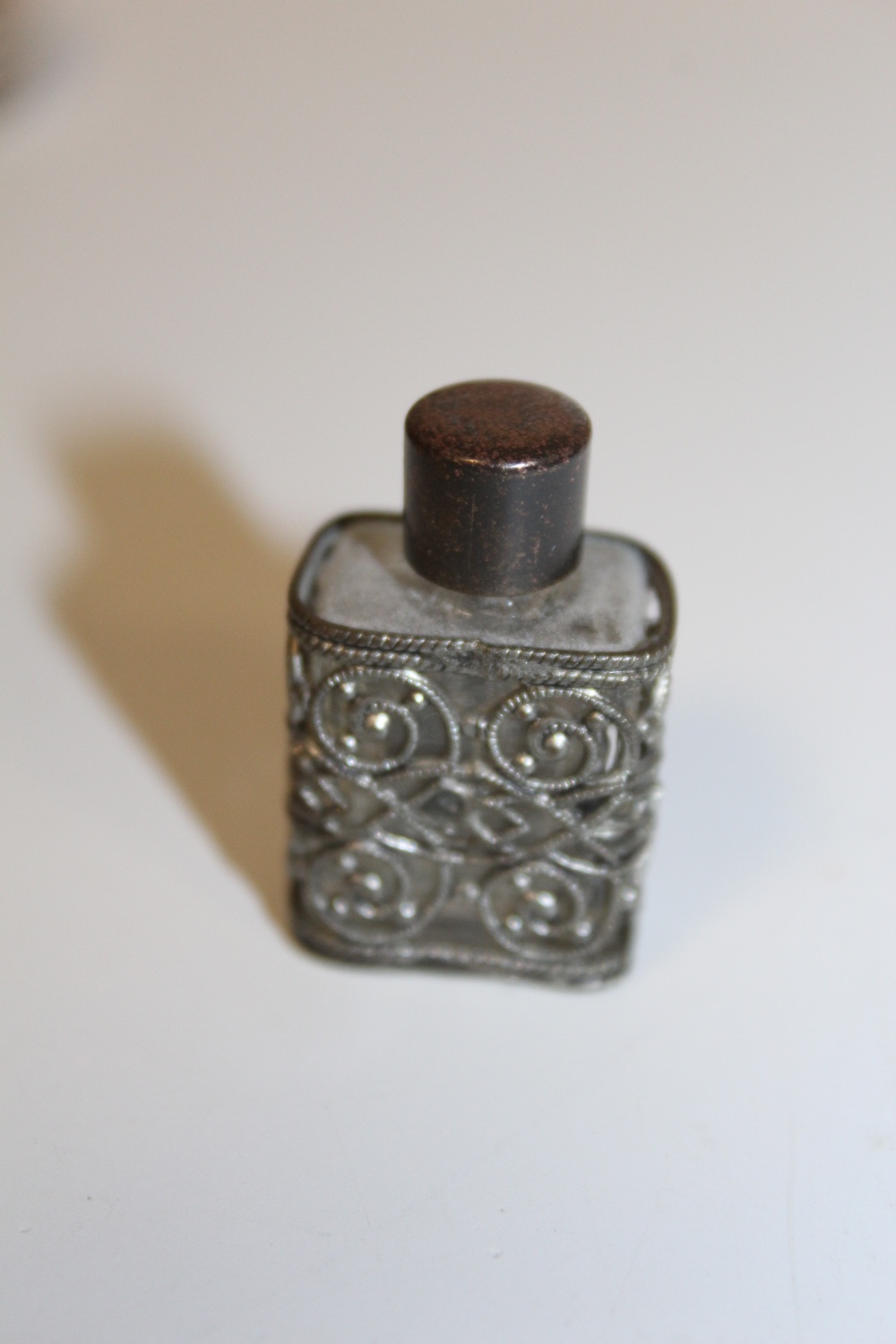 TWO SILVER AND CUT GLASS SCENT BOTTLES, ONE BADLY CRACKED, TOGETHER WITH A HALLMARKED SILVER TOP - Image 7 of 13