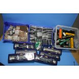 SIX LARGE 00 GAUGE BACHMANN RAILWAY ROLLING STOCK IN ORIGINAL BOXES, together with a large tub of