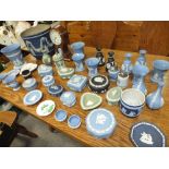 A LARGE QUANTITY OF ASSORTED WEDGWOOD JASPERWARE TO INCLUDE A LARGE BLUE DIP JARDINAIRE