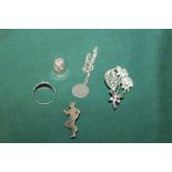 A COLLECTION OF SILVER ITEMS, BROOCH, RING, THIMBLE, BRACELET ETC., APPROX WEIGHT 23 G (5)