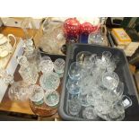 A QUANTITY OF GLASSWARE TO INCLUDE A STEWART CRYSTAL DECANTER AND FOUR GLASS SET ON MAHOGANY TRAY,