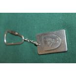 A SILVER LONDON KEY FOB WITH SILVER D LOCK, APPROX WEIGHT 34 G