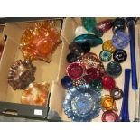 FOUR TRAYS OF COLOURED GLASSWARE TO INCLUDE CARNIVAL GLASS, CAITHNESS, STUDIO GLASS ETC.