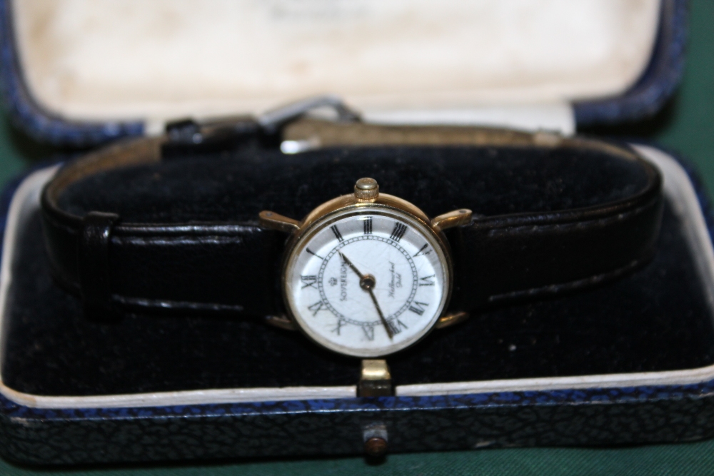 A LADIES 9 CARAT GOLD SOVEREIGN WRIST WATCH - Image 2 of 2