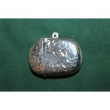 AN ANTIQUE HALLMARKED SILVER ENGRAVED VESTA CASE APPROX WEIGHT - 16.1G