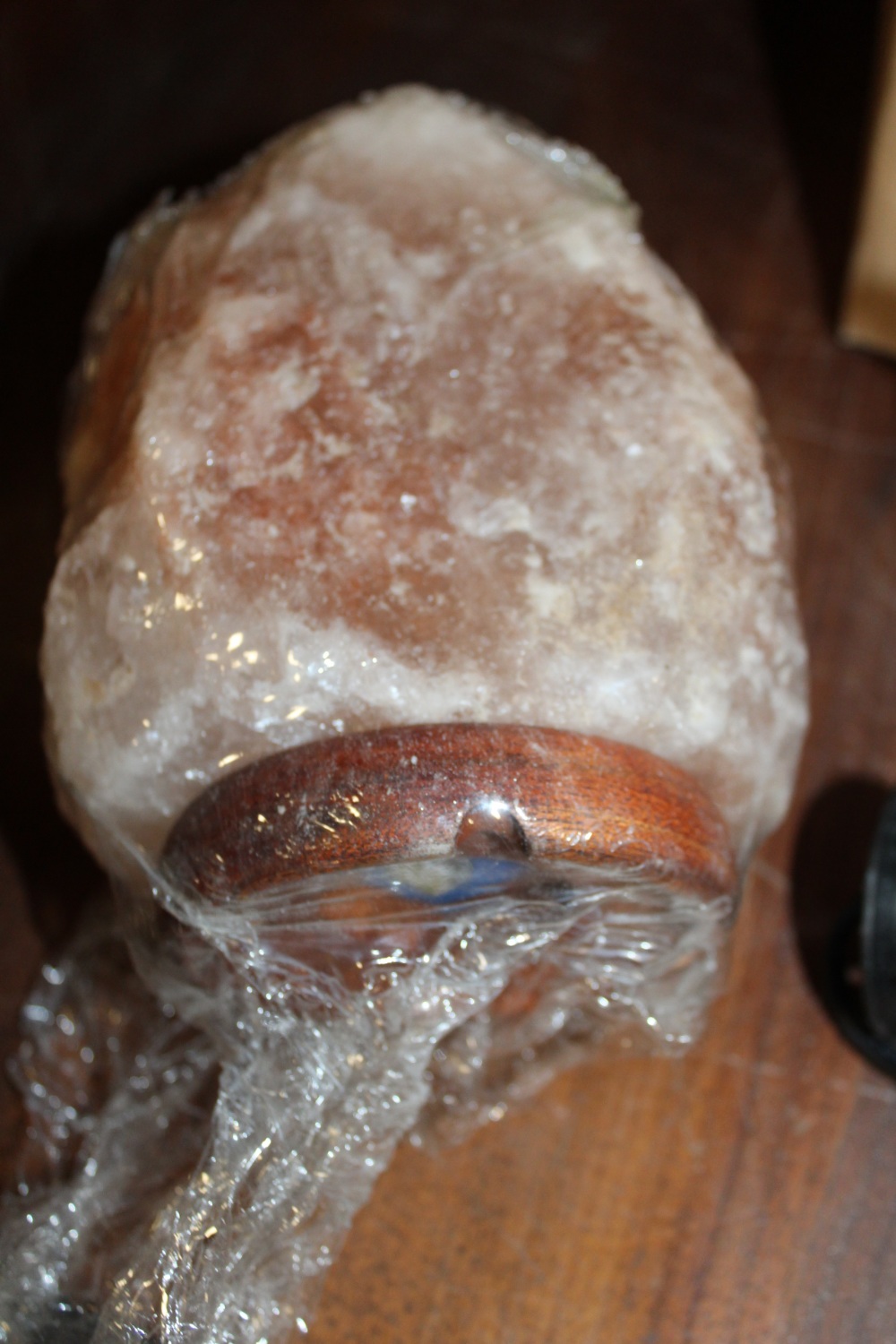 A MODERN ROCK SALT LAMP - Image 3 of 4