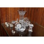 A COLLECTION OF GLASS WARE TO INCLUDE A NACHTMANN CRYSTAL VASE, SWAROVSKI CRYSTAL ANIMALS ETC.