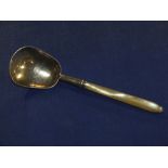 AN ANTIQUE HALLMARKED SILVER AND MOTHER OF PEARL CADDY SPOON, BIRMINGHAM 1877