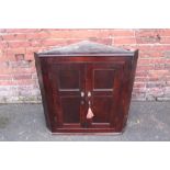 A GEORGIAN OAK HANGING CORNER CUPBOARD, W 86 cm