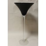 A LARGE MODERN NOVELTY BLACK AND CLEAR GLASS OVERSIZED CHAMPAGNE GLASS SHAPED VASE, H 70 cm