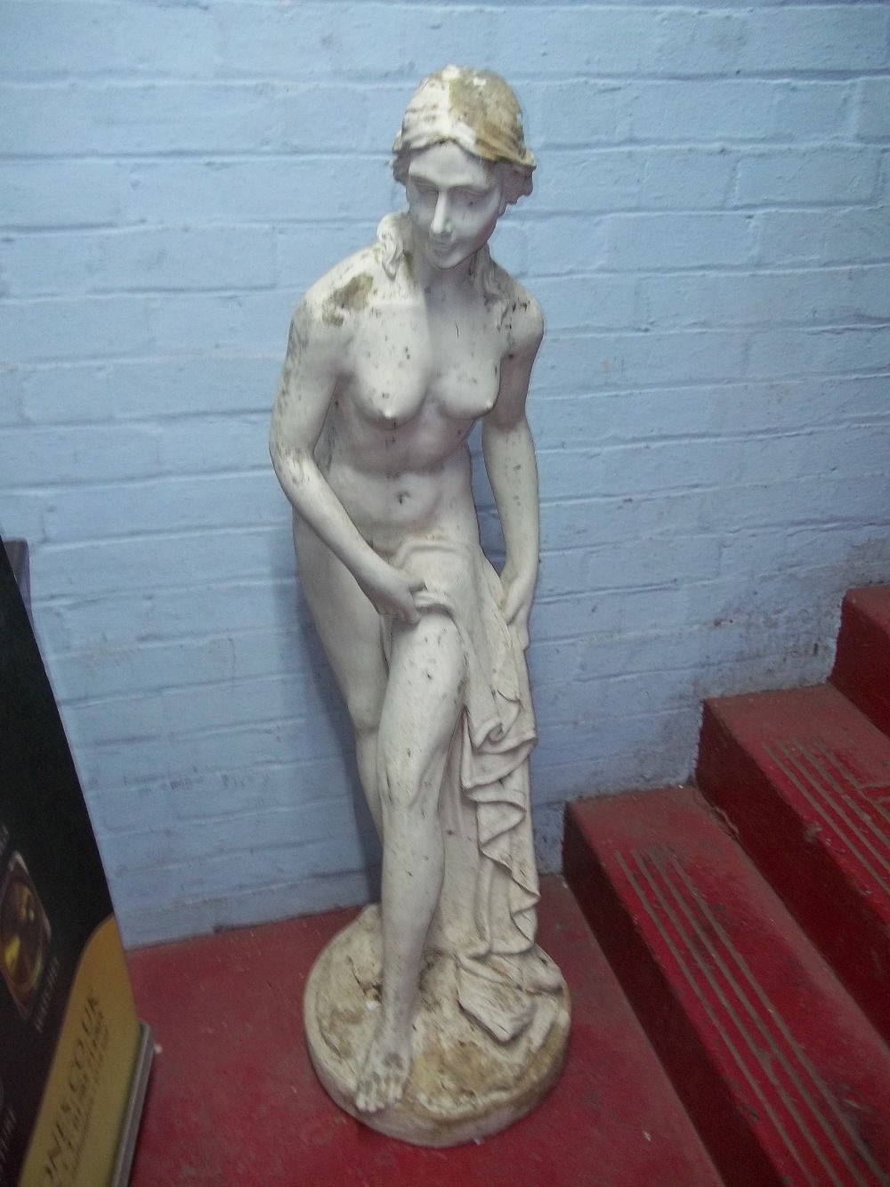 A RESIN GARDEN STATUE OF A NAKED LADY, H 150 CM