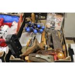 A TRAY OF ASSORTED VINTAGE TOOLS TO INCLUDE CHISELS, PLANE, ETC