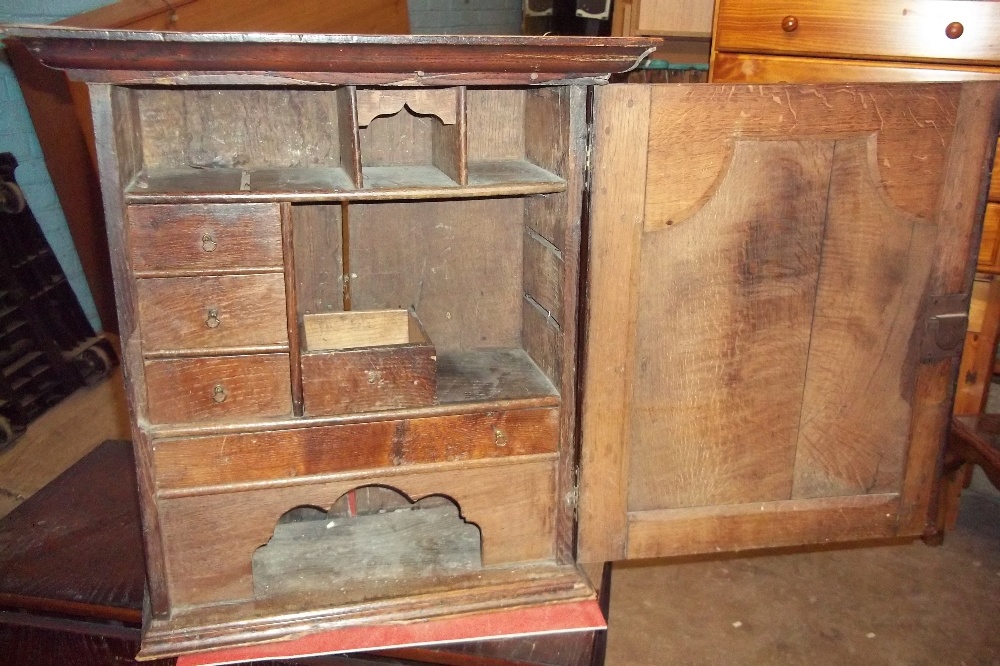 AN ANTIQUE OAK WALL CABINET - Image 3 of 3