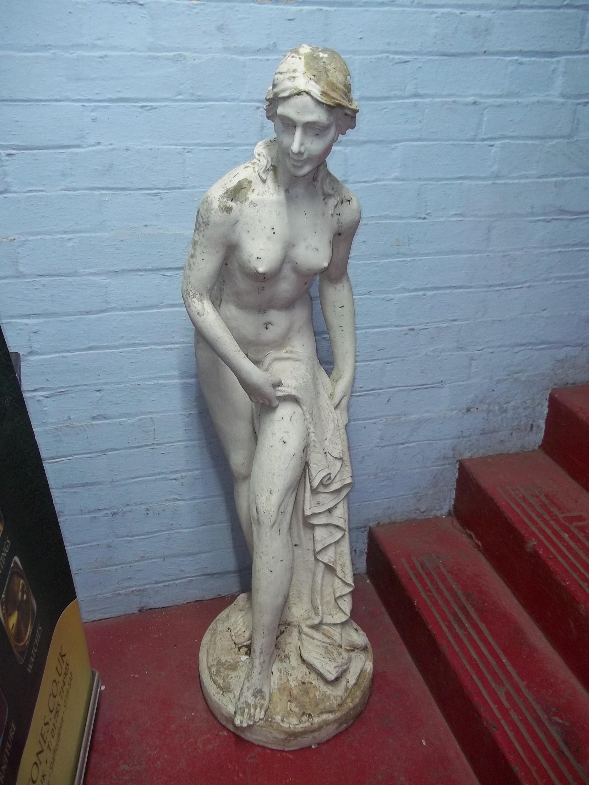 A RESIN GARDEN STATUE OF A NAKED LADY, H 150 CM - Image 2 of 3