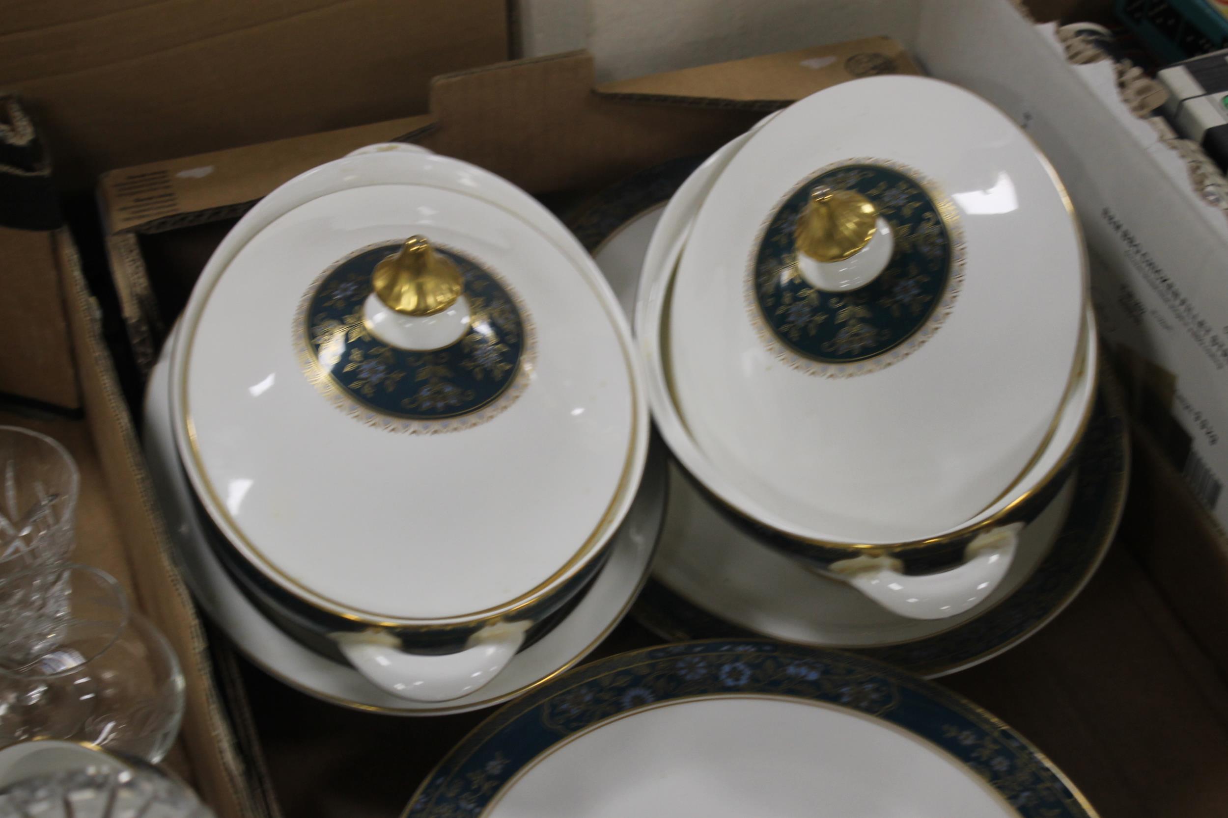 TWO TRAYS OF ROYAL DOULTON CARLYLE TEA & DINNERWARE AND A SMALL COLLECTION OF GLASSWARE (TRAYS NOT - Image 2 of 3