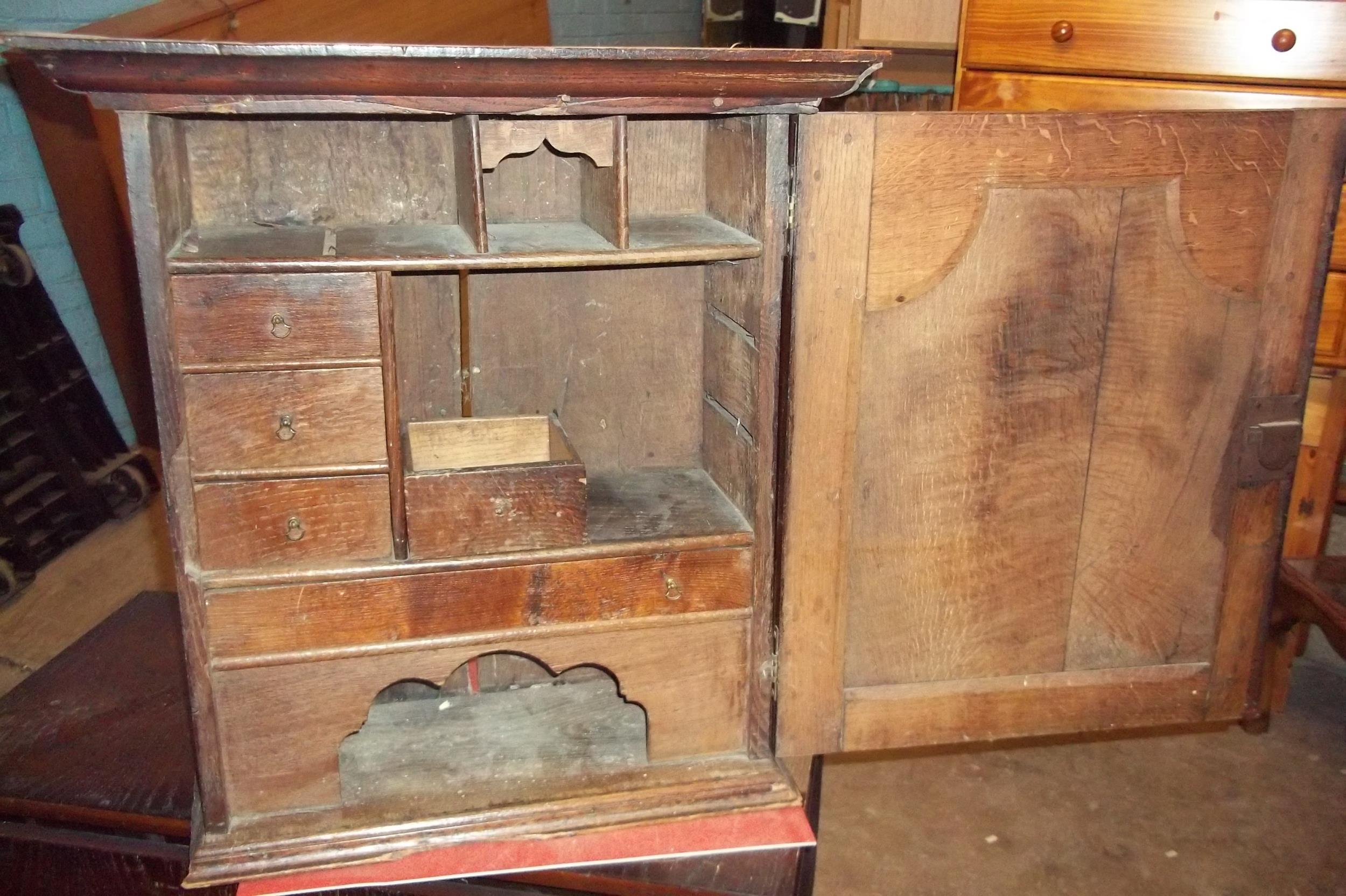 AN ANTIQUE OAK WALL CABINET - Image 2 of 3